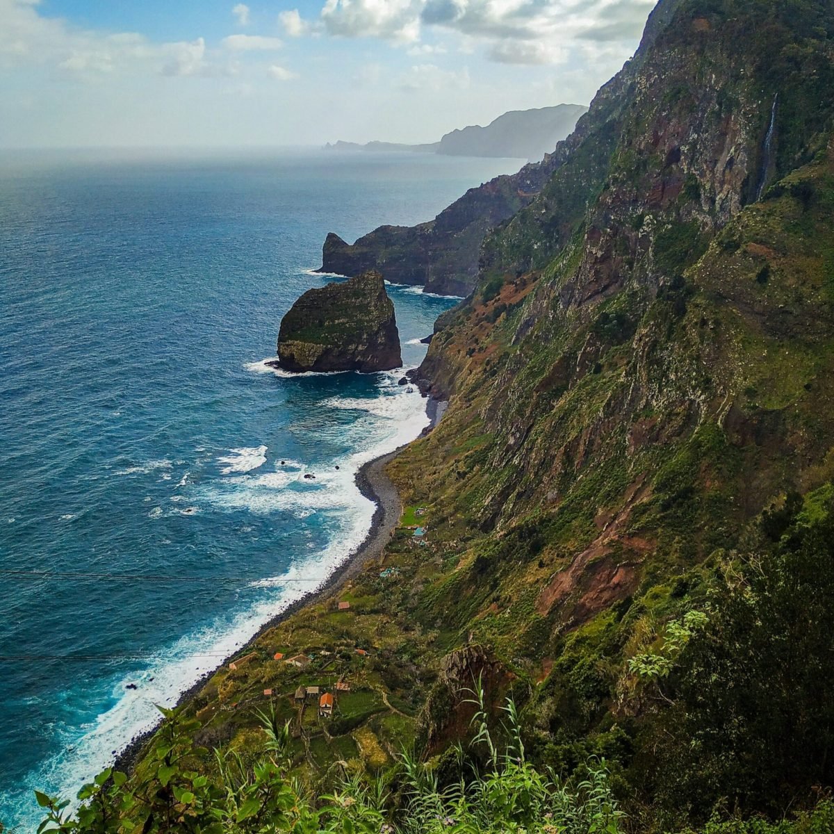 Thbe Rocha do Navio Viewpoint, in Santana, offers a fantastic view over the sea, the Viúva Islet and the surrounding area.The Rocha do Navio Viewpoin